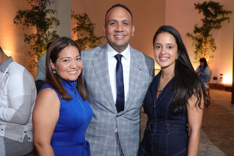 Jenny Díaz, Abraham Díaz y Sophia Sanabria.