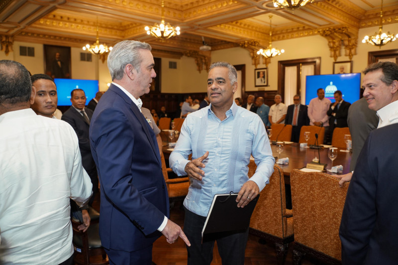 El ministro Joel Santos junto al presidente, Luis Abinader tras culminar la reunión del Consejo de ministros.