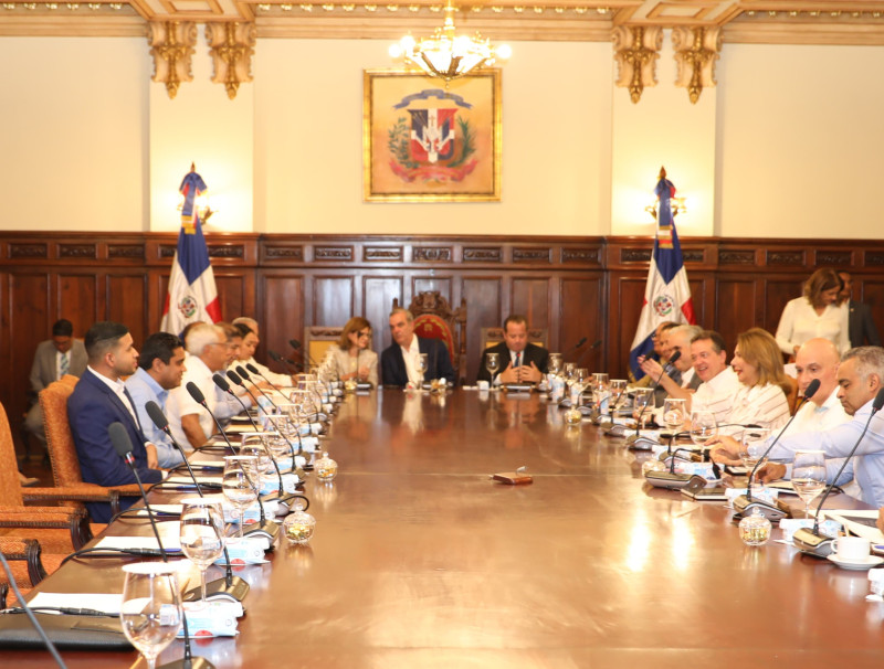 El presidente Luis Abinader durante la reunión anoche con el Consejo de Ministros en la sede presidencial.