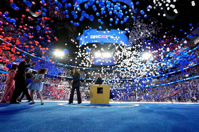 Globos caen sobre el escenario después de que la candidata Kamala Harris, hablara en la última noche de la Convención Nacional Demócrata en Chicago, el jueves pasado.