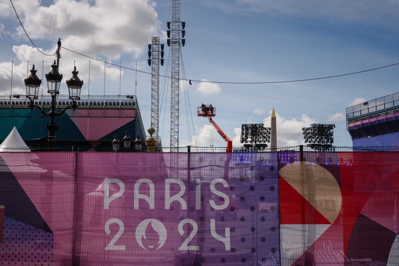 Trabajadores de la construcción operan en el sitio Paralímpico Place de la Concorde en París antes de los Juegos Paralímpicos de París 2024