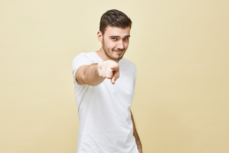 Hombre joven señalando con el dedo. Foto: Karlyukav  Freepik.