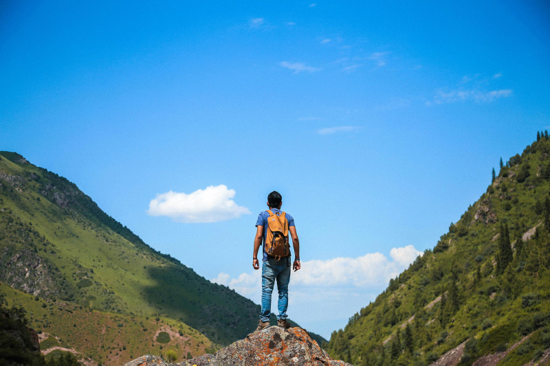 Senderista en una cima observando el paisaje. Foto: Oziel Gómez  Pexels.