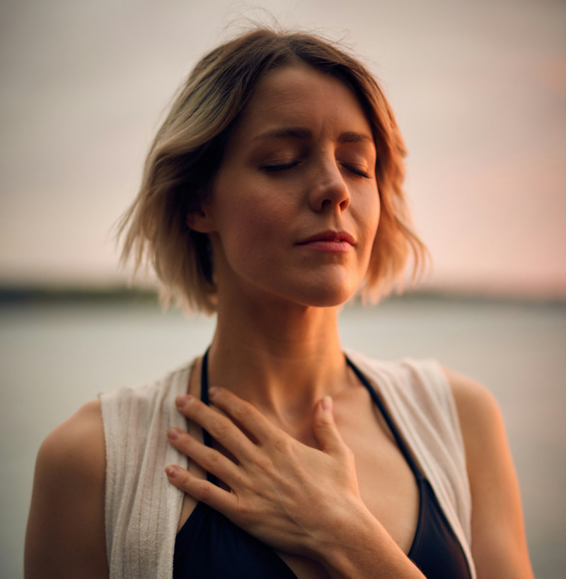 Mujer joven en actitud introspectiva. Foto: Darius Bashar  Unsplash.