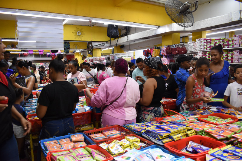 Personas comprando útiles escolares