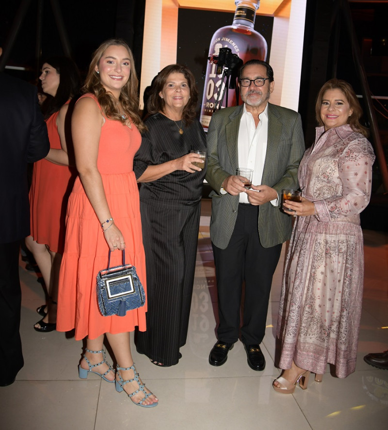 Daniela León, Vilma Bisonó, Luis Manuel de León y Mischelle Franco de León.
