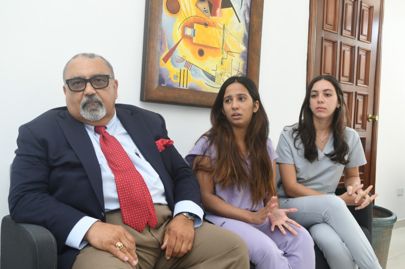 El doctor Santiago Martínez y las estudiantes de medicina, Laura Méndez y Emely Veloz, en su visita a Listín Diario.