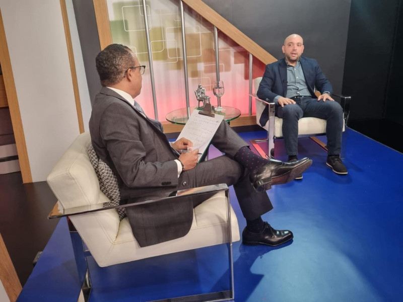 El periodista Héctor Herrera Cabral en su entrevista con el doctor Figueroa, en su programa D'AGENDA.