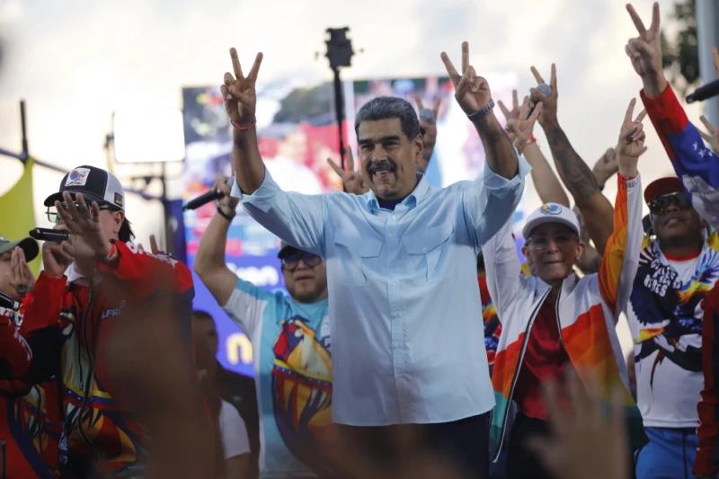 El presidente venezolano, Nicolás Maduro, hace señales de victoria con las manos a sus partidarios durante una manifestación a favor del gobierno en Caracas, Venezuela, el sábado 17 de agosto de 2024.