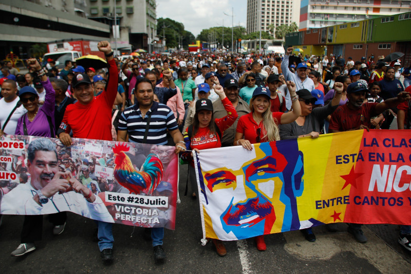 Varias personas marchan durante una protesta a favor del gobierno en Caracas, Venezuela, el jueves 22 de agosto de 2024.