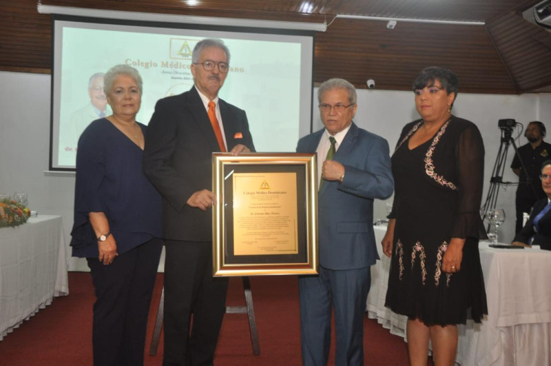 El doctor Ernesto Díaz Álvarez recibe del presidente del CMD, Waldo Suero, el reconocimiento como Maestro de la Medicina.