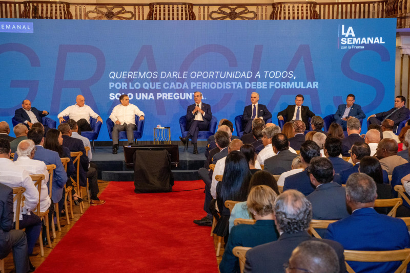 El presidente Luis Abinader y el ministro de Trabajo, Luis Miguel de Camps, hablaron ayer en LA Semanal, en el Palacio Nacional.