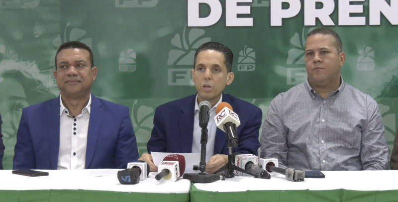 Juan Gómez, dirigente de Fuerza del Pueblo, habló en rueda de prensa.