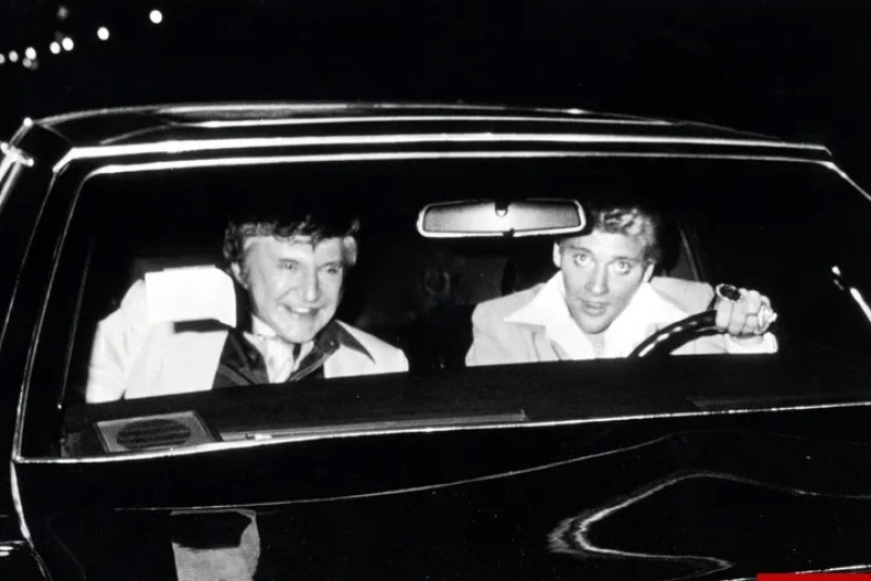 Liberace contrató a Scott Thorson como su chofer y terminó siendo su amante. La foto data de 1981.