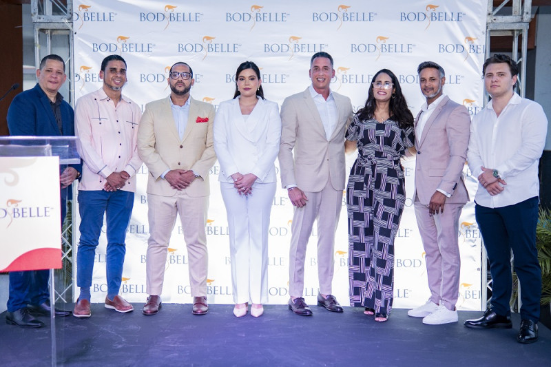 Ramón Tavárez, Genesis Ceballos y Rafael Martínez, junto a las ejecutivas de ventas.