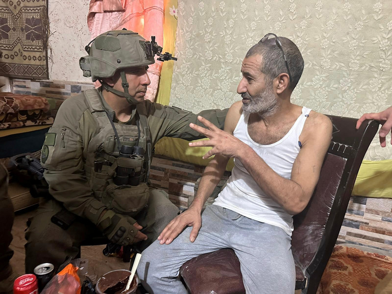 Qaid Farhan Alkadi (der), el rehén rescatado por soldados israelíes en Gaza, junto con un soldado israelí tras la misión de rescate.