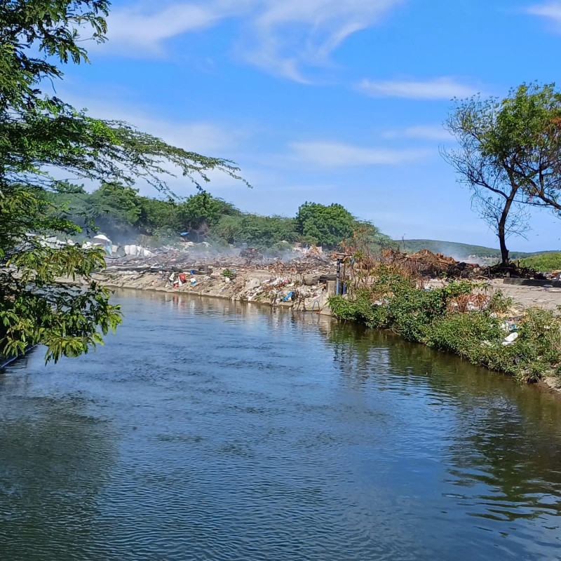 Al canal Marcos A. Cabral, que irriga miles de tareas y se utiliza para el consumo de animales en todo el valle de Peravia, cae todo tipo de basuras vertidas por los ayuntamientos.