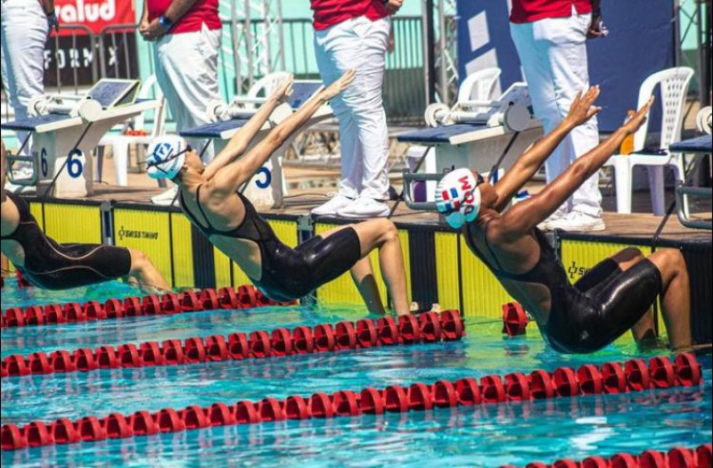 Inicio del noveno Campeonato Internacional de natación que se celebró aquí en abril de este año.