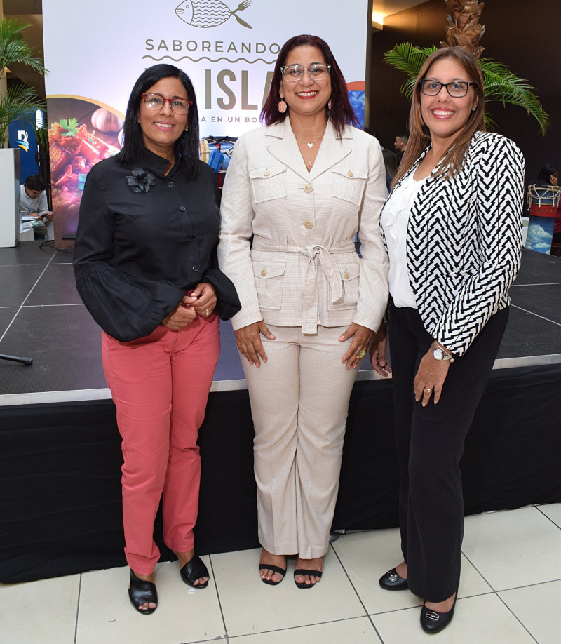 Dilenia Uzeta, Yenny Polanco Lovera y Marta de Lara.