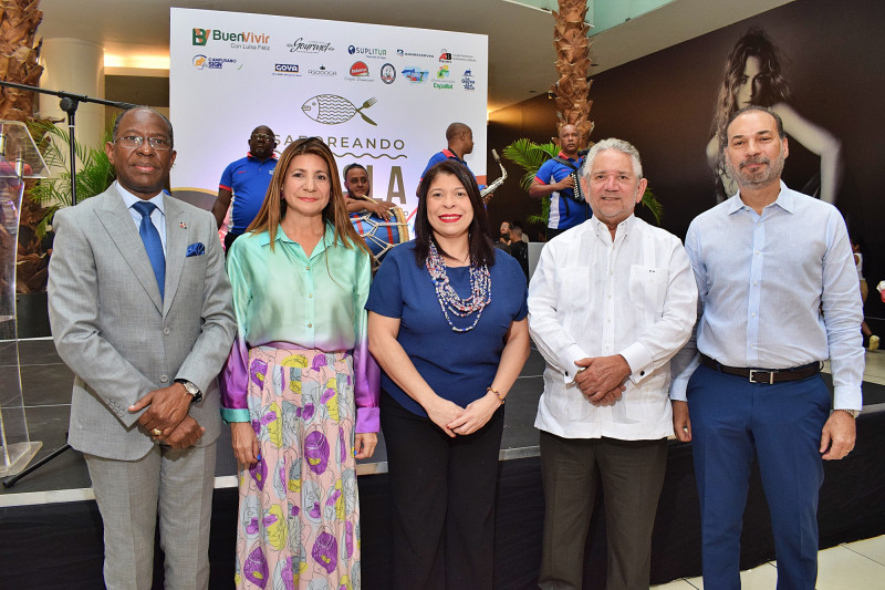 Carlos Peguero, Luisa Feliz, Keren Cirineo, Roberto Henríquez y Omar Cepeda.