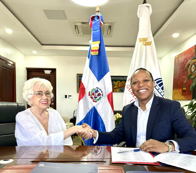 El director del Intrant, Milton Morrison junto a la directora de Etica Gubernamental, Milagros Ortiz Bosch.