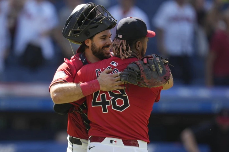 El receptor de los Guardianes de Cleveland, Austin Hedges, a la izquierda, abraza al lanzador relevista Emmanuel Clase (48) después de que los Guardianes derrotaron a los Reales de Kansas City el miércoles 28 de agosto de 2024.