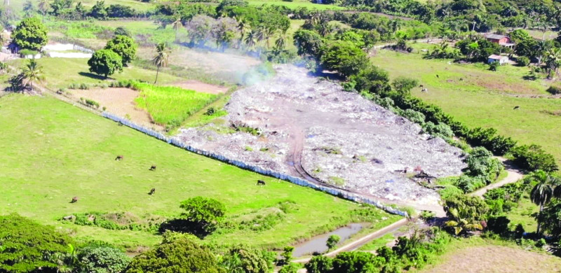 El canal Marcos A. Cabral resulta “en una de las fuentes de agua de este nivel más contaminadas en esta demarcación sureña por vertederos de desechos sólidos.