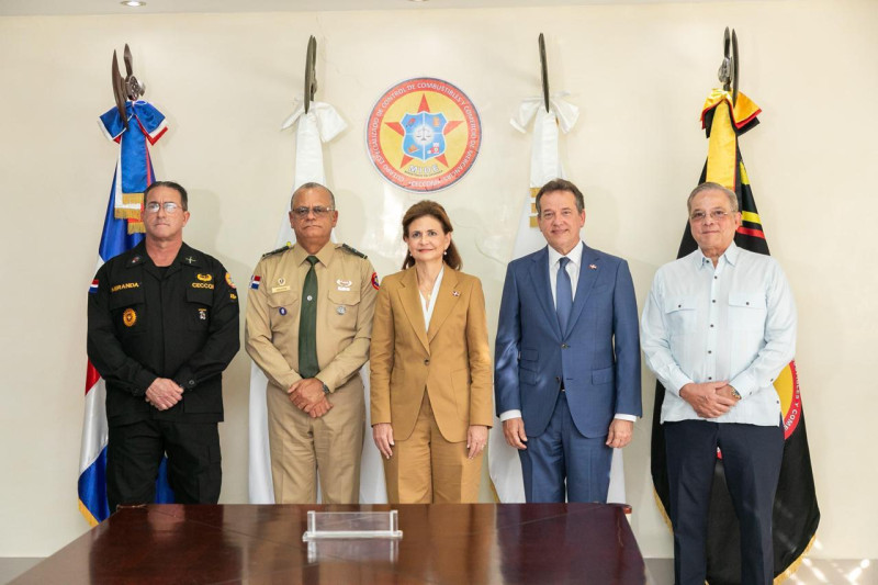 La vicepresidenta Raquel Peña, junto a los ministros de Defensa, Fernández Onofre, e Industria y Comercio, Víctor Bisonó, entregó 13 camionetas para la lucha contra el contrabando de combustibles y mercancías.