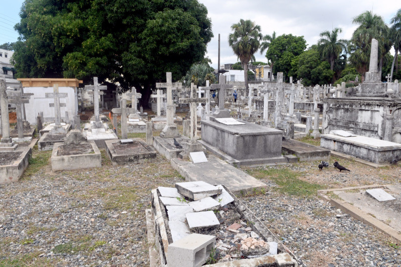 El lugar donde se aloja el cementerio de la avenida Independencia se inició como un lugar de fusilamiento debajo de un almendro.