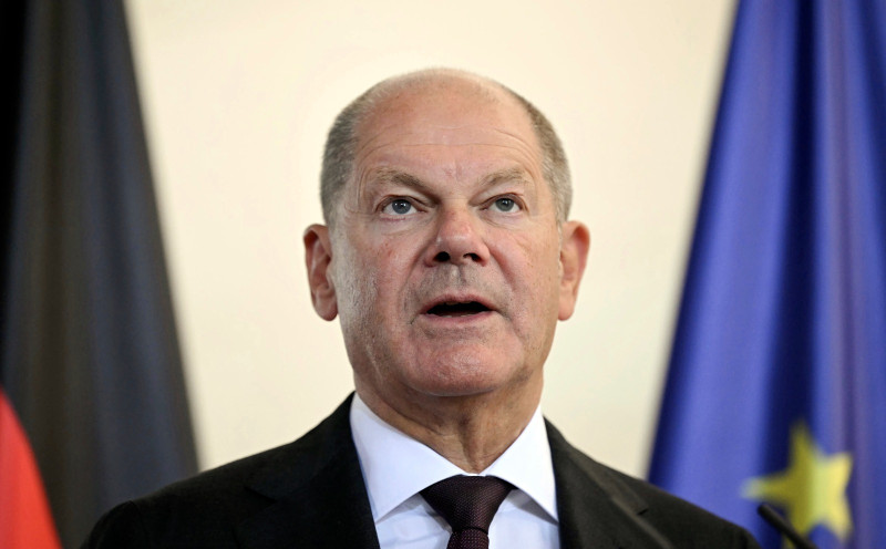 El canciller alemán Olaf Scholz asiste a una conferencia de prensa conjunta con el primer ministro británico Keir Starmer, tras sostener conversaciones bilaterales en la Cancillería de Berlín,