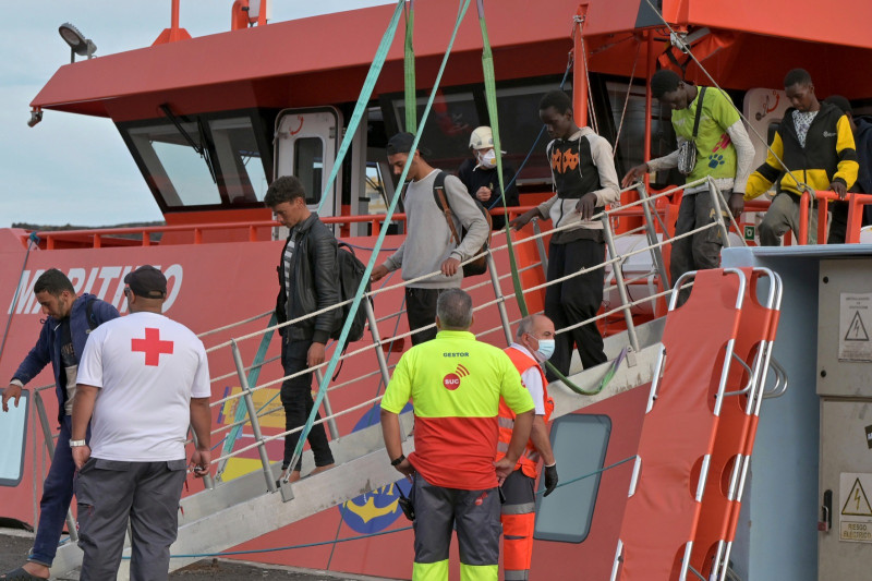 Jóvenes migrantes llegan al puerto de La Restinga en El Hierro, Islas Canarias, el sábado 6 de junio de 2024, tras ser rescatados por el cuerpo de Salvamento Marítimo de España.