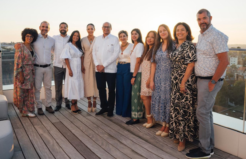 Un grupo de personas disfrutando del evento para atraer más turistas a RD.