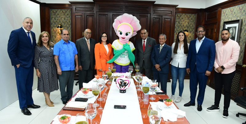 Miembros del comité organizador de la Copa Mundial Femenina de Futbol Sub 17, junto a ejecutivos del Listín Diario y la mascota del evento, Taní (la flor de Bayahíbe).