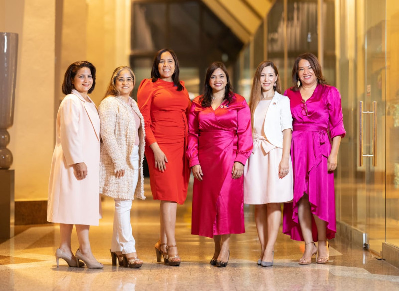 Silvia Basilis, Heidi Isabel, Wanda De Jesús, Heidy Capellán, Milena Milanova y Carmelinda Torres.