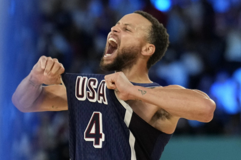 Stephen Curry celebra tras el triunfo de Estados Unidos en el partido por la medalla de oro de los Juegos Olímpicos de París 2024.