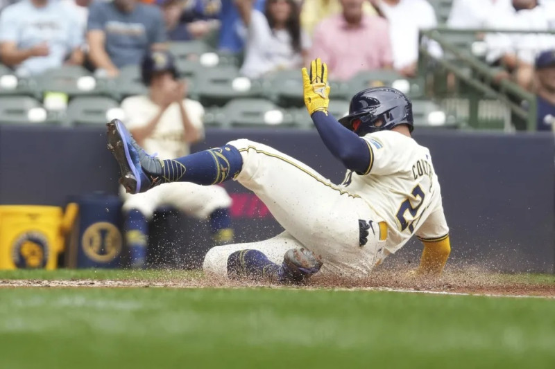 William Contreras de los Cerveceros se roba el plato en el tercer inning del juego ante los Gigantes, el jueves 29 de agosto de 2024.