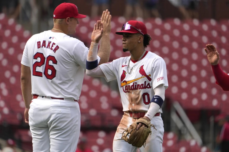 Masyn Winn (0) y Luken Baker (26), de los Cardenales, celebran una victoria por 4-1 sobre los Padres el jueves 29 de agosto de 2024 en San Luis.