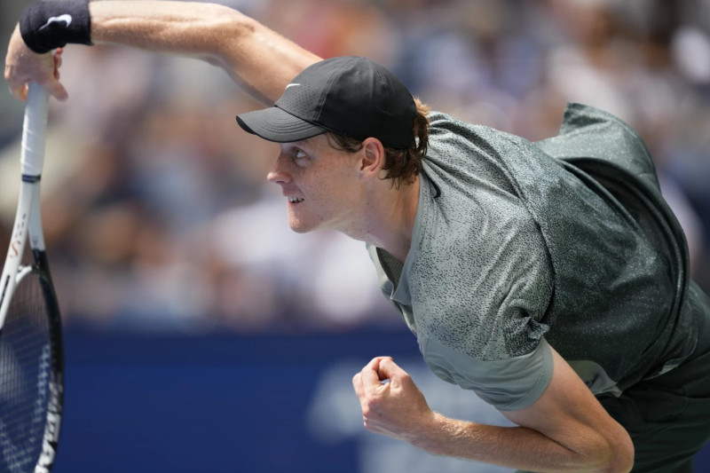 Jannik Sinner realiza un servicio en el partido frente a Alex Michelsen correspondiente a la segunda ronda del Abierto de Estados Unidos en Nueva York.