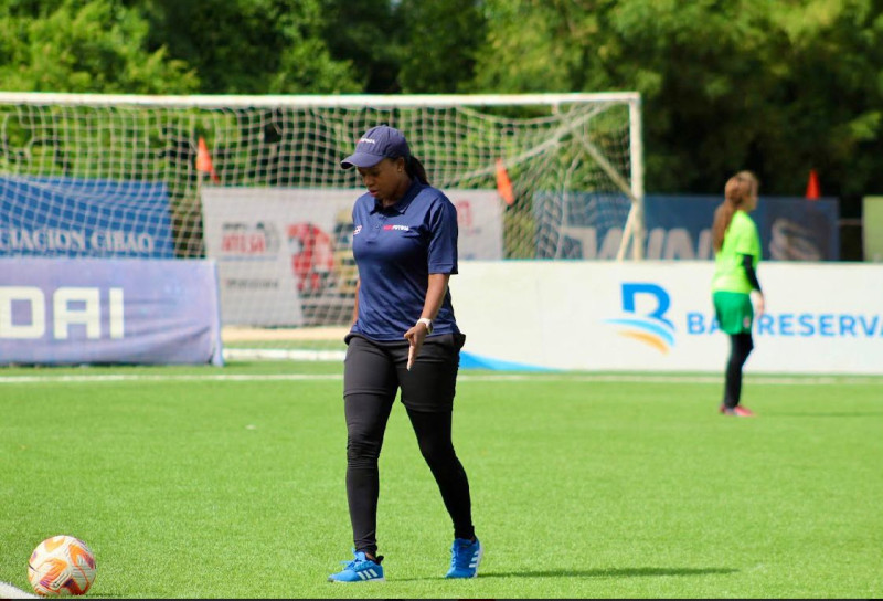 Betzaida Ubri es la entrenadora del equipo dominicano desde el 2021.