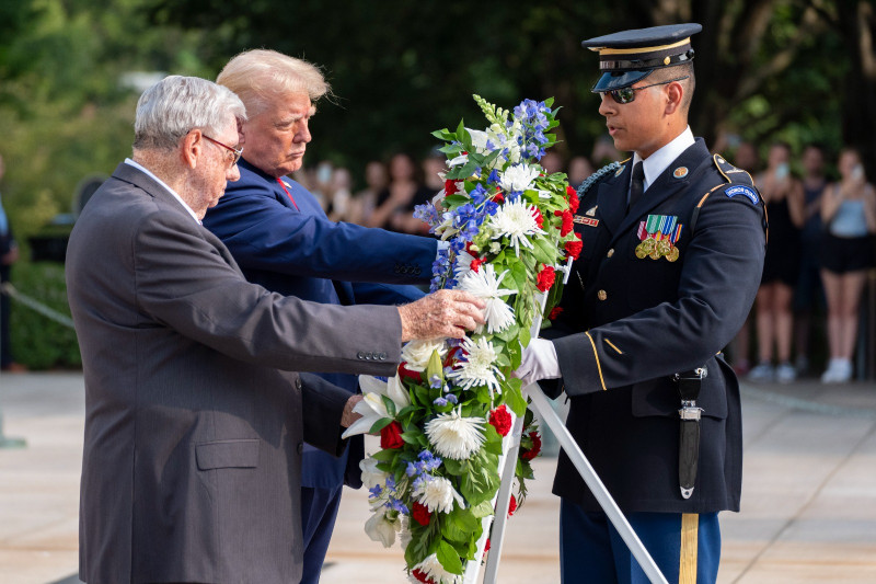 Donald Trump y Darin Taylor colocan una corona de flores en la tumba del sargento Darin Taylos Hoover, ayer en Arlington.