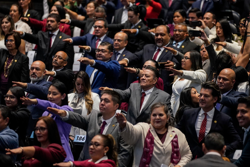 Los nuevos legisladores toman juramento de su cargo ayer  en la sesión plenaria del Congreso en Ciudad de México, México.