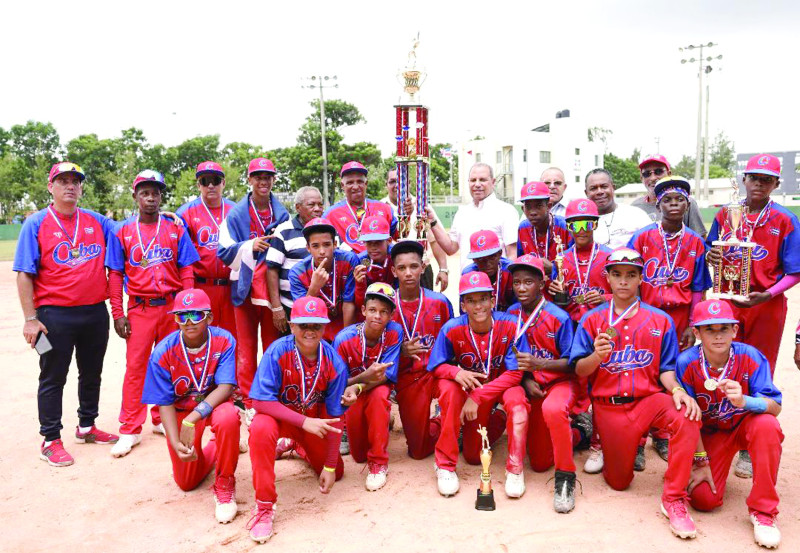 El presidente del COD, Garibaldy Bautista, entrega el trofeo de campeón al equipo de Cuba.