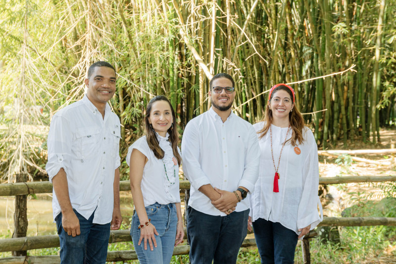 Franklin Ortega representante de la Fundación Salesiana Don Bosco; Rocío Sánchez, directora de Mercadeo de Ágora Mall; Ysidro Ramírez representante de Fundación Salesiana Don Bosco y Silvia Rosales, administradora general de Ágora Mall.