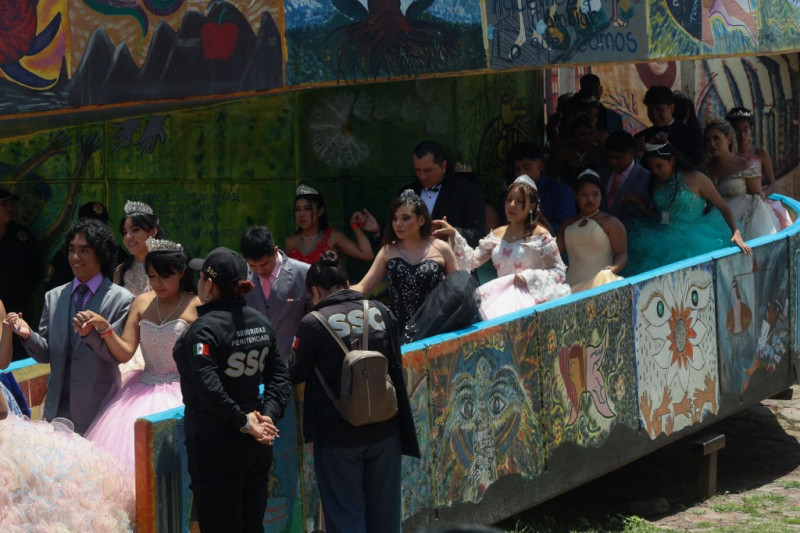 Quinceañeras (versión mexicana de los dulces dieciséis a los quince), hijas de reclusos del Penal de Santa Martha Acatitla, celebran su cumpleaños número 15 dentro de las instalaciones del penal de la Ciudad de México el 30 de agosto de 2024.