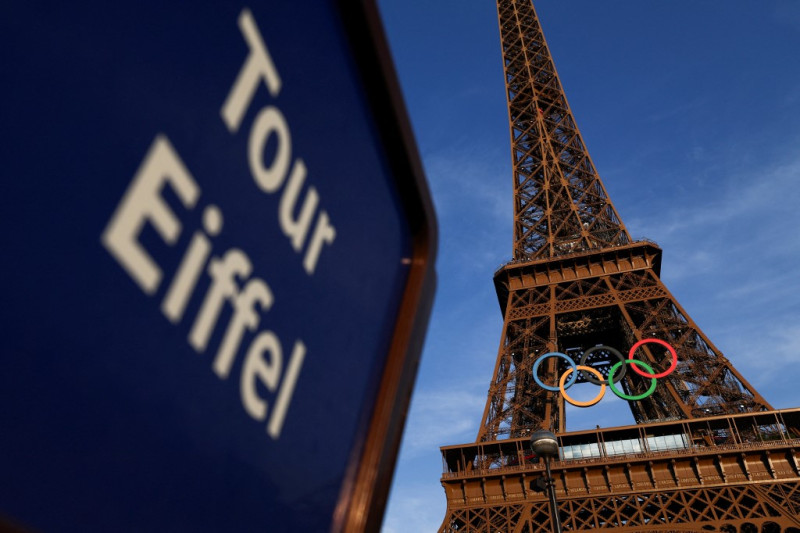 Esta fotografía muestra un cartel de autobús con la Torre Eiffel en la parte trasera, decorada con los anillos olímpicos para los próximos Juegos Olímpicos de París 2024, en París, el 18 de julio de 2024.