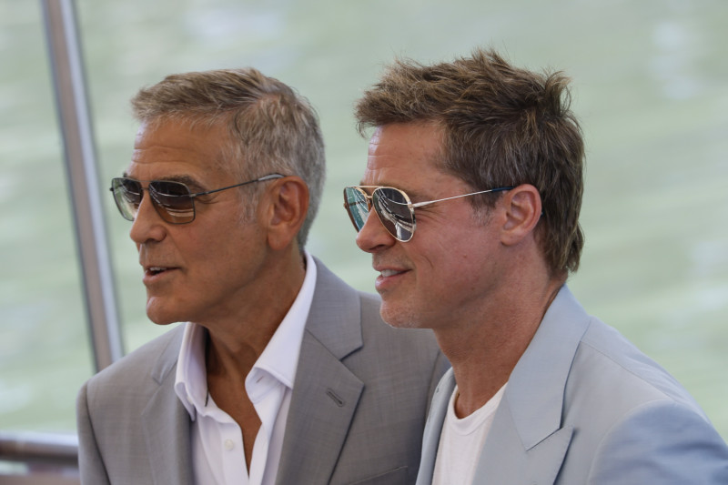 George Clooney, a la izquierda, y Brad Pitt posan para los fotógrafos a su llegada a la conferencia de prensa de la película 'Wolfs' durante la 81ª edición del Festival de Cine de Venecia en Venecia, Italia, el domingo 1 de septiembre de 2024. (Foto de Joel C Ryan/Invision/AP)