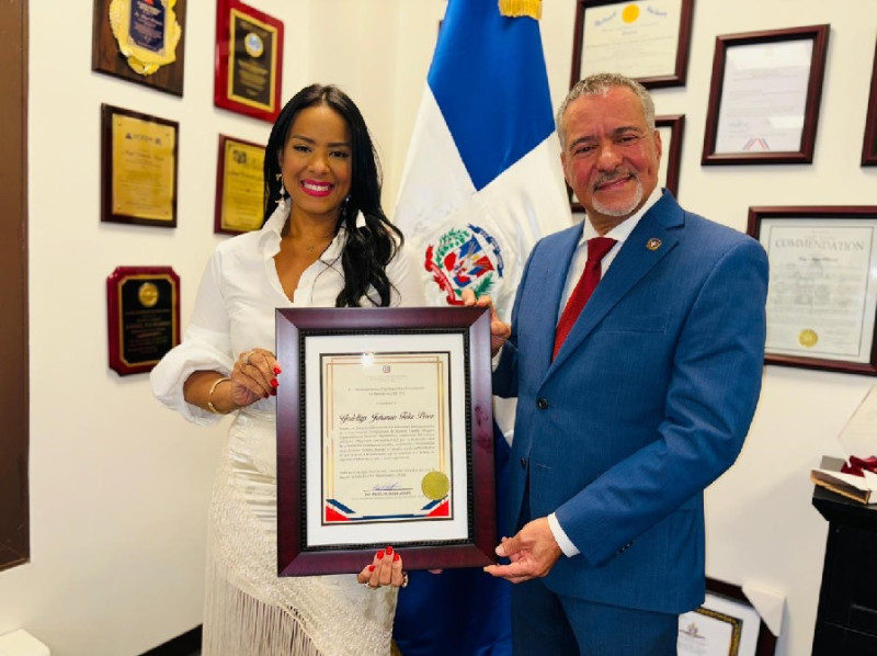 Yudith Féliz recibe en New Jersey, EE.UU. un reconocimiento como abogada destacada en la comunidad dominicana, por parte del cónsul Ángel Pichardo Acosta.