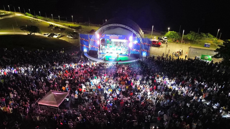 Una multitud gigantesca tomó la noche del sábado el Anfiteatro de Puerto Plata.