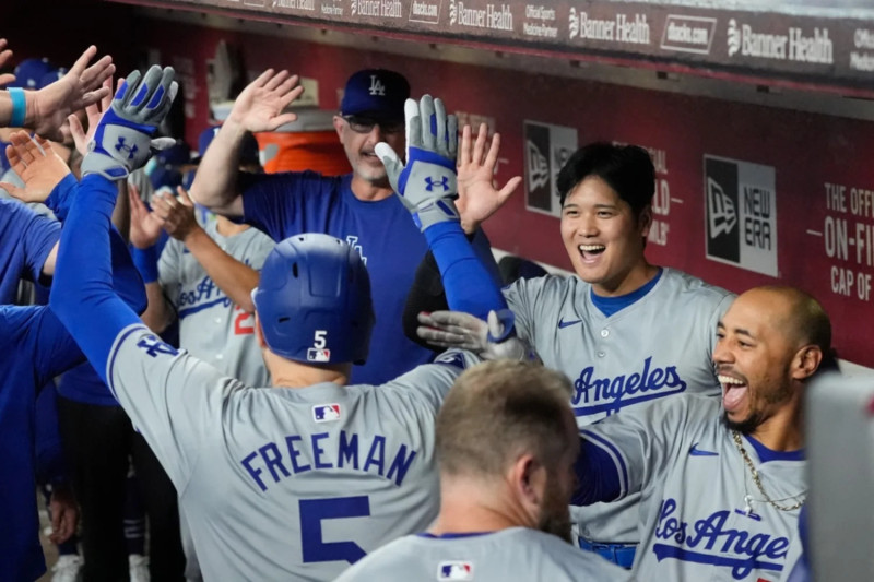 Freddy Freeman celebrando luego de conectar su segundo jonrón.