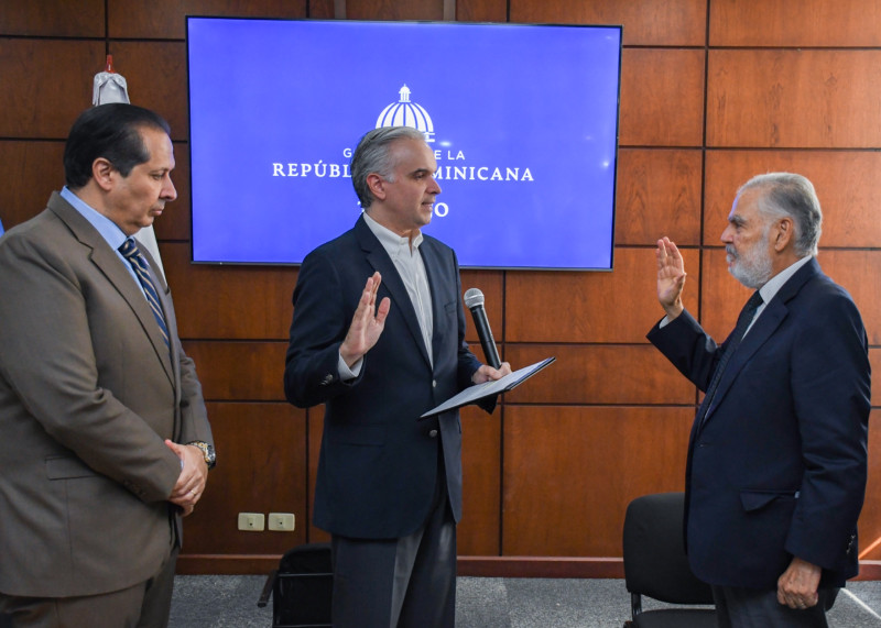 Miguel Ceara-Hatton es posesionado como superintendente de Salud y Riesgos Laborales por el presidente del CNSS y ministro de Trabajo, Luis Miguel De Camps.